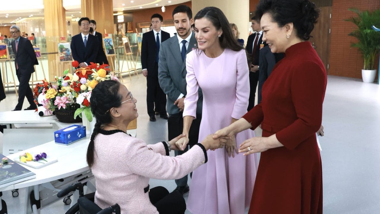 La Reina Letizia en el Centro Demostrativo de Servicios para Personas con Discapacidad de Pekín