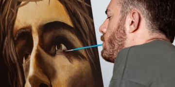 Lorenzo Higueras, joven con discapacidad, pintando con la boca