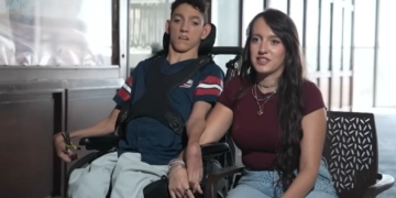 Luis, joven con parálisis cerebral, junto a su hermana Marta