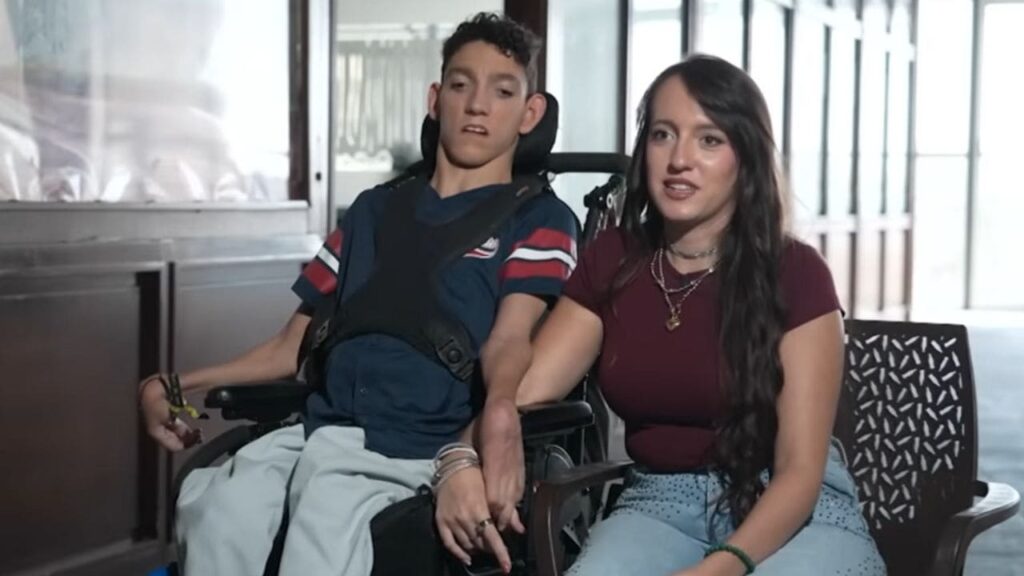 Comensales defienden a Luis, joven con parálisis cerebral, ante una situación de discriminación en un bar