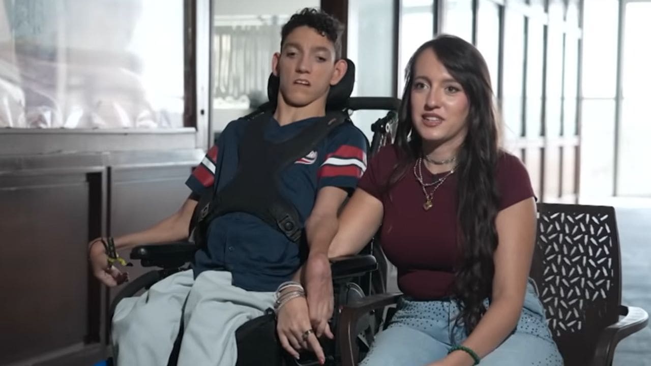 Luis, joven con parálisis cerebral, junto a su hermana Marta