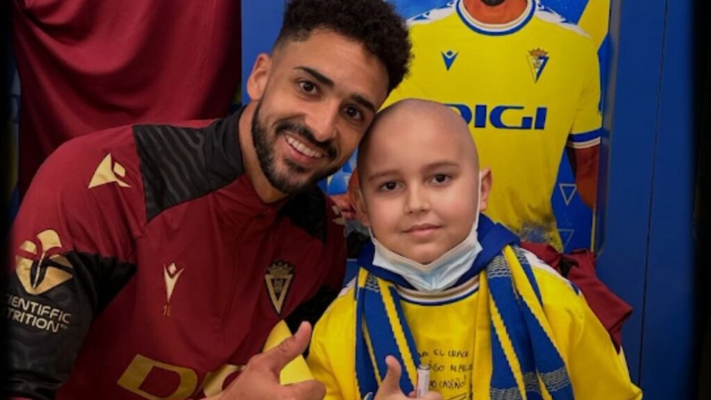 Marco, pequeño aficionado del Cádiz CF, vence al cáncer y toca la Campana de los Sueños
