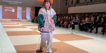 Mariana Senzano, persona ciega, desfilando en la pasarela 'Gasteiz On'