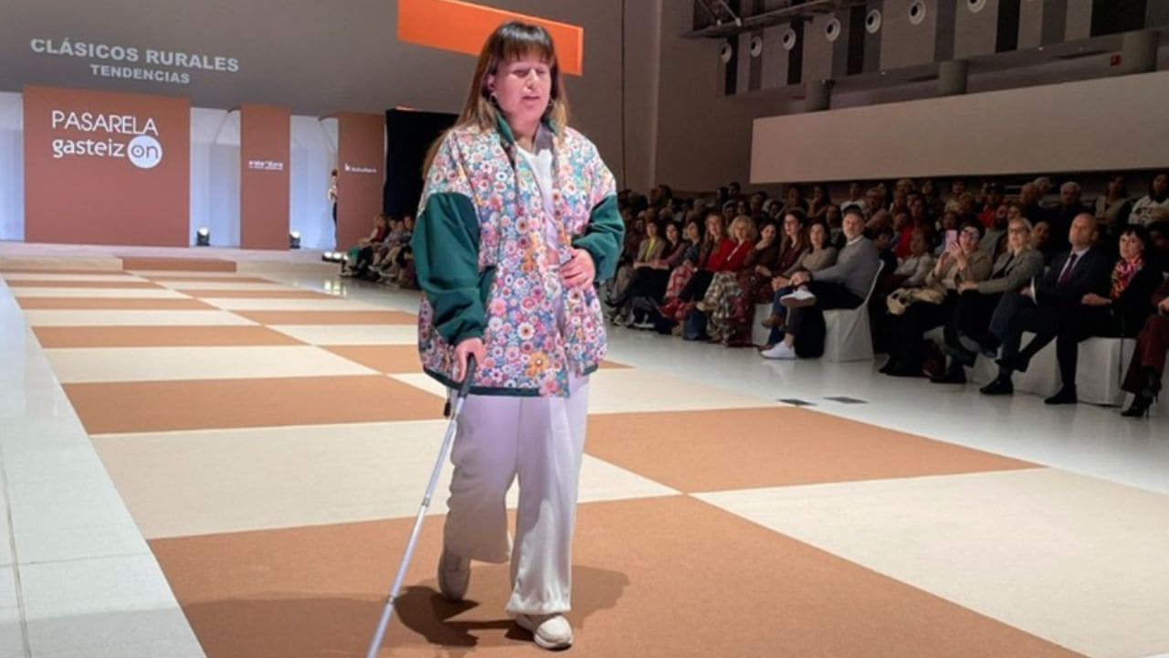 Mariana Senzano, persona ciega, desfila como modelo en la Pasarela de Otoño de ‘Gasteiz On’