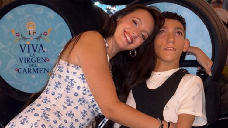 Marta Mera y su hermano Luis, con parálisis cerebral