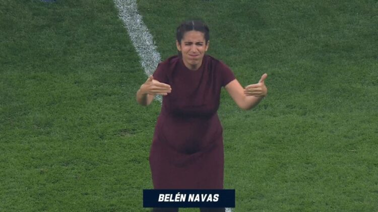 Momento único de la NFL en el Bernabéu: el himno de EE.UU, interpretado en lengua de signos