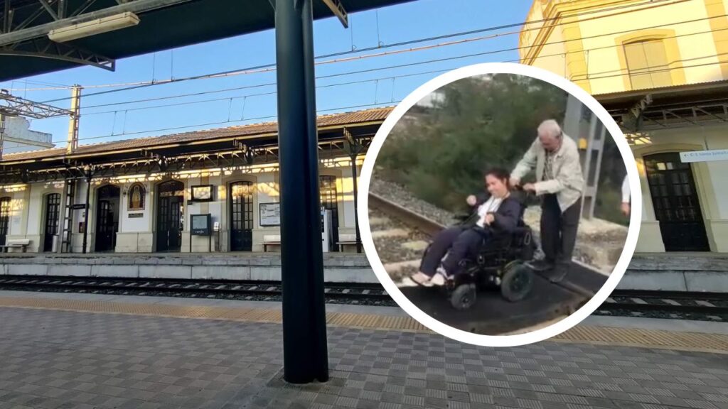 Natalia, joven con discapacidad, obligada a atravesar las vías del tren en silla de ruedas para salir de la estación de Utrera