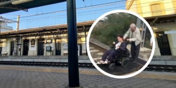 Natalia, joven con discapacidad, obligada a atravesar las vías del tren en silla de ruedas para salir de la estación de Utrera
