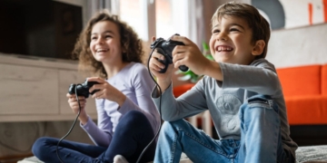 Niño con autismo jugando a videojuegos