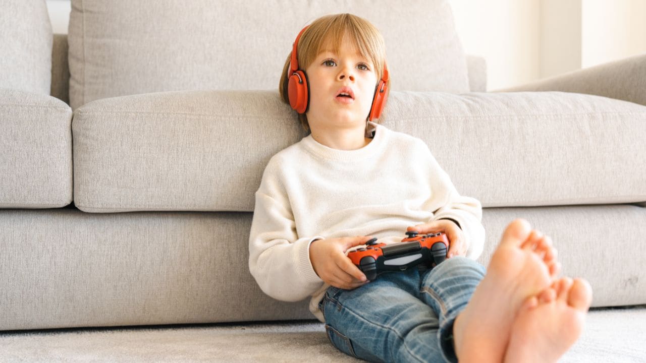 Niño sordo jugando a videojuegos