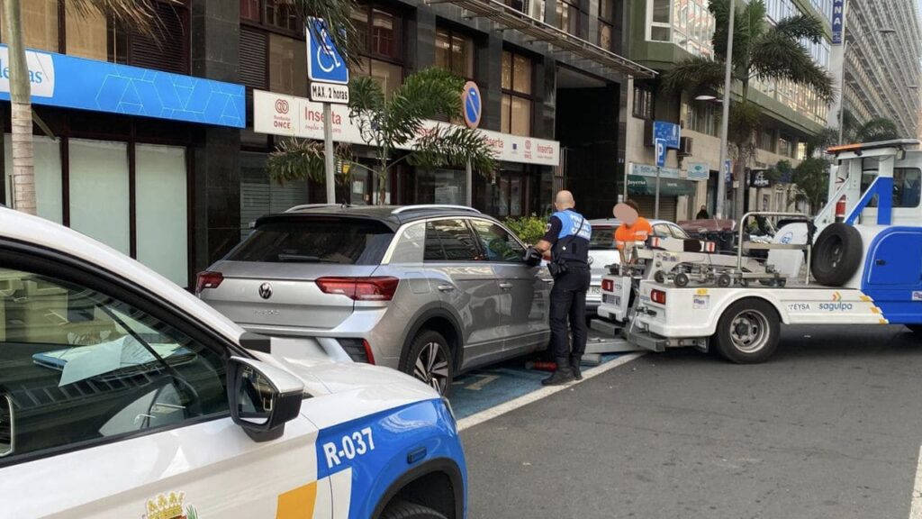 Suma y sigue: Nueva denuncia a un conductor por aparcar en una plaza PMR sin tarjeta en Gran Canaria