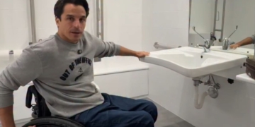Pablo Tovar muestra como debe ser un baño adaptado