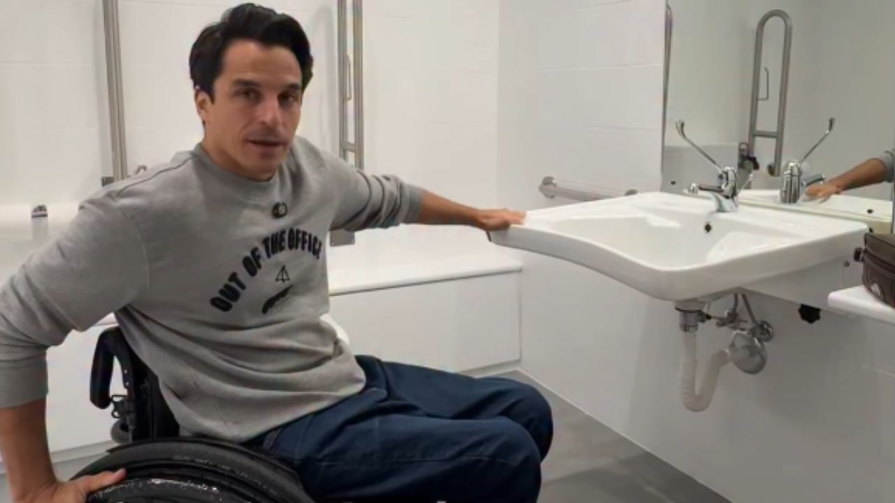 Pablo Tovar muestra como debe ser un baño adaptado