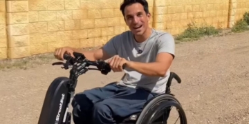 Pablo Tovar en una silla de ruedas motorizada