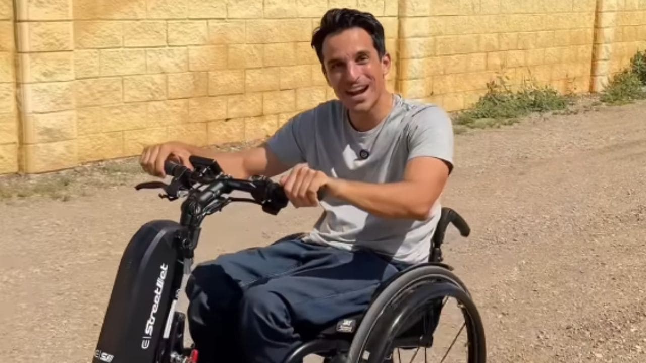 Pablo Tovar en una silla de ruedas motorizada