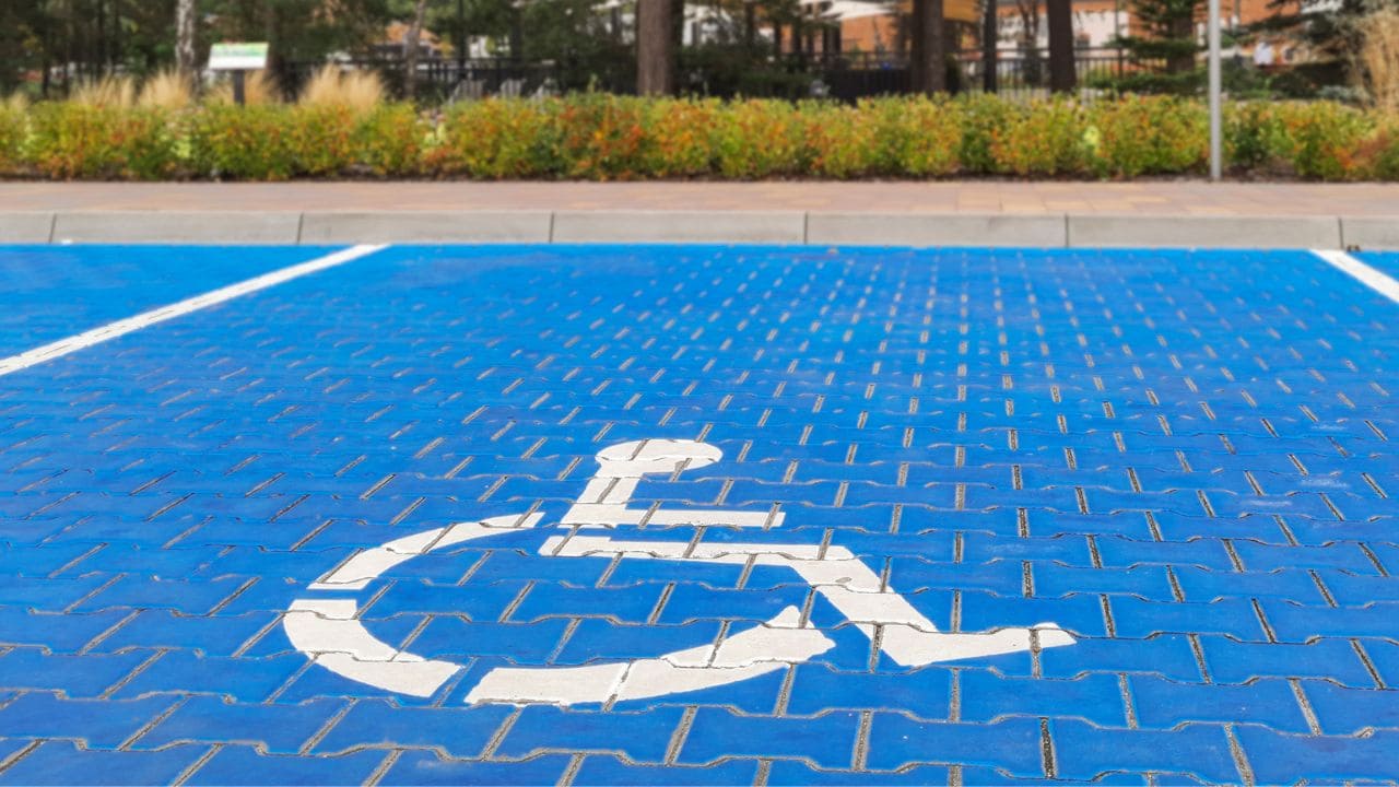 Qué hacer al encontrar un coche estacionado en una plaza PMR sin tarjeta