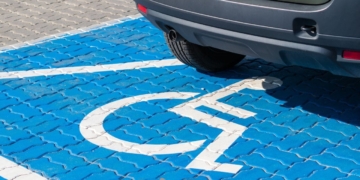 Qué hacer al encontrar un coche estacionado en una plaza PMR sin tarjeta