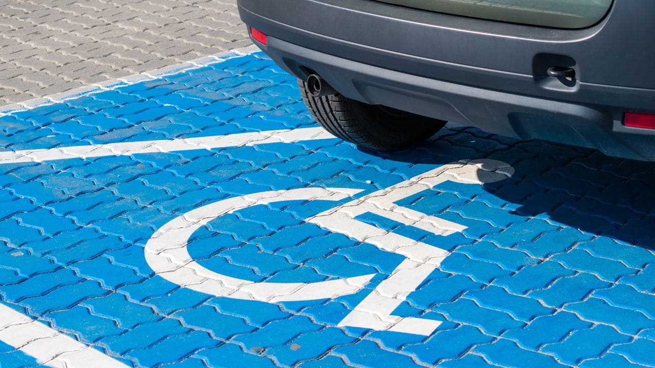 Qué hacer al encontrar un coche estacionado en una plaza PMR sin tarjeta