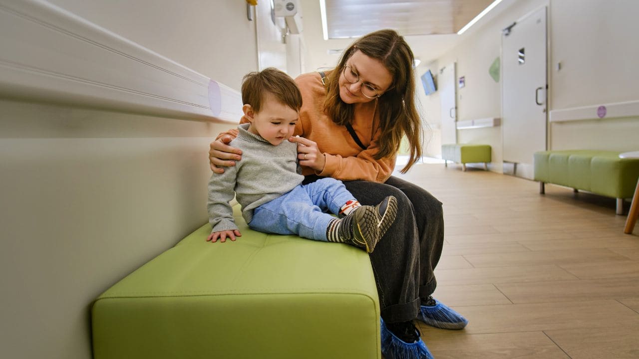 Sanidad aprueba que los menores con discapacidad puedan acceder a quirófano acompañados de sus padres