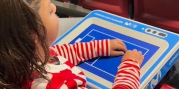 Romeo, pequeño ciego, siguiendo el partido del Atlético de Madrid con una tablet háptica