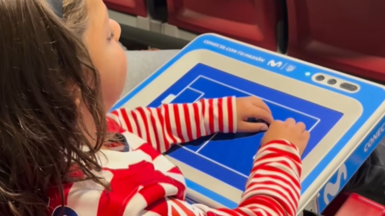 Romeo, pequeño ciego, siguiendo el partido del Atlético de Madrid con una tablet háptica
