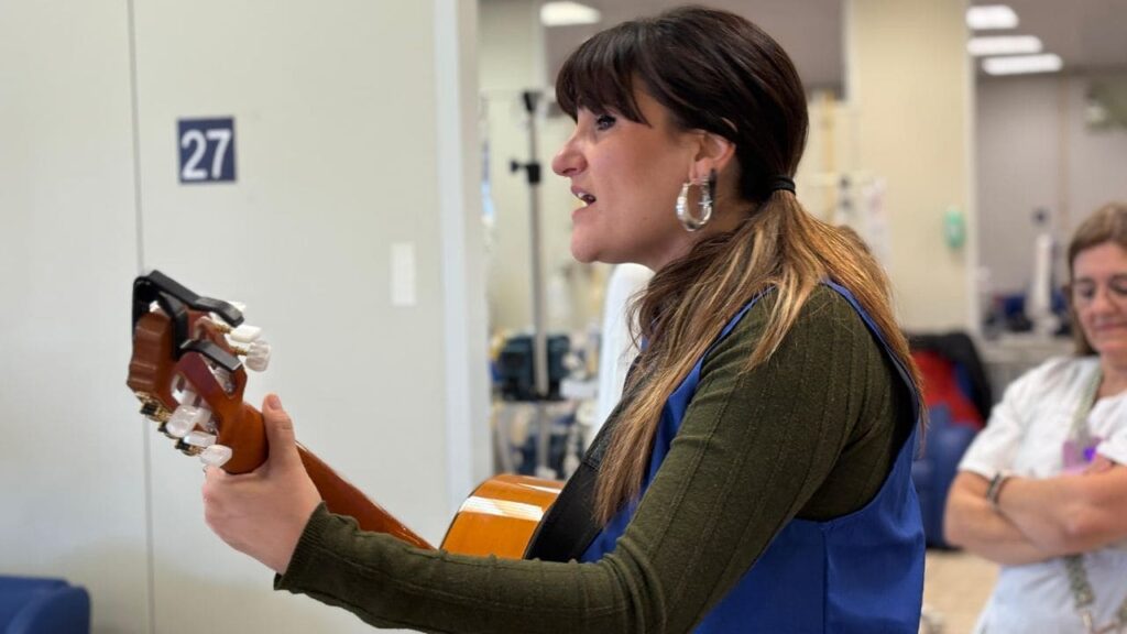 Rozalén visita por sorpresa el Hospital de La Paz y ofrece un concierto para los pacientes de oncología