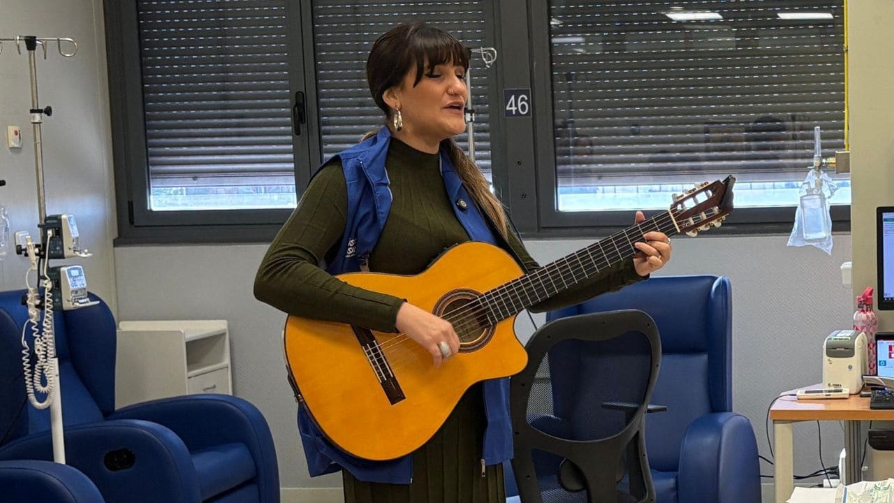 Rozalén ofrece un microconcierto en el Hospital de La Paz para los pacientes de oncología