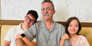 Santi Rodríguez con dos jóvenes con síndrome de Down de la Asociación Down Jaén