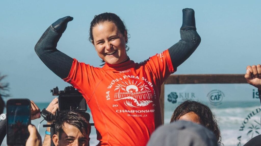 Sarah Almagro, amputada de manos y pies, culmina un año brillante: Campeona del Mundo de surf adaptado