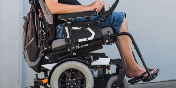 Roban la silla de ruedas a hombre con discapacidad