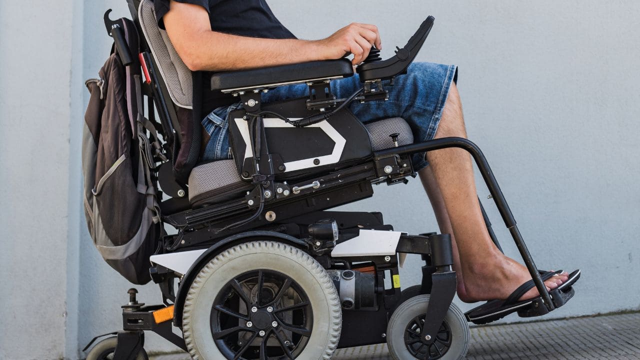Roban la silla de ruedas a un hombre con discapacidad en su propio edificio en Málaga