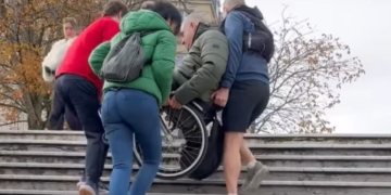 Hombre en silla de ruedas en el metro de París