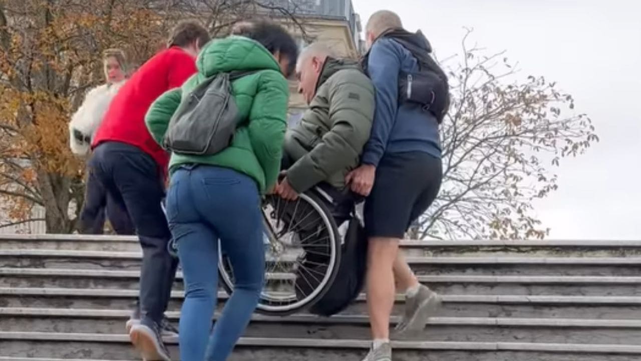 La odisea de un español en silla de ruedas para salir del metro de París: «Falta humanidad y empatía»
