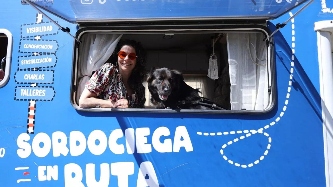 'Sordociega en ruta', el proyecto de Sara Crespo para divulgar la discapacidad ( Imagen Javier Albiñana