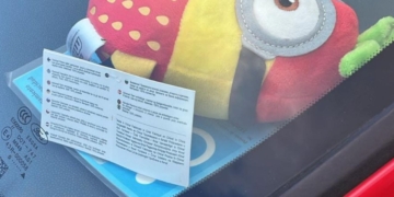 Conductor tapa la tarjeta PMR con un peluche