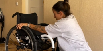 Vicky, fisioterapeuta, muestra cómo hacer una transferencia suelo-silla para personas con lesión medular