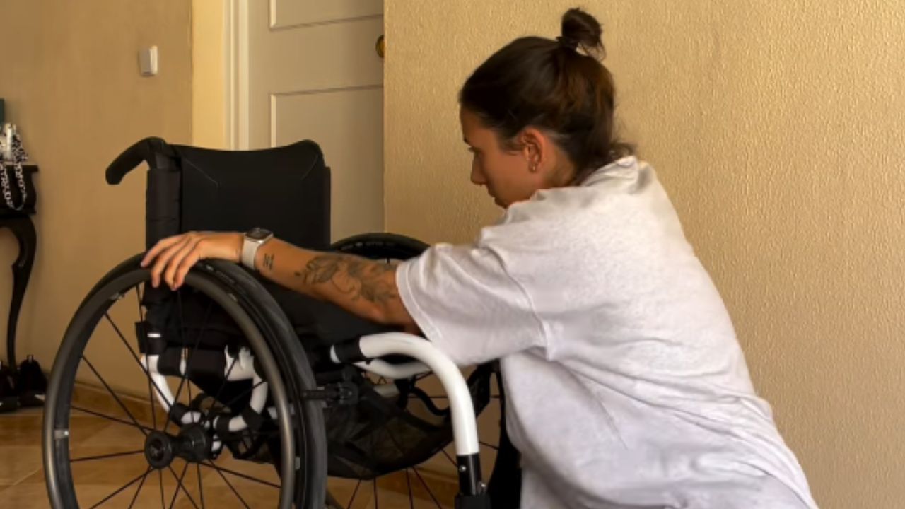 Vicky, fisioterapeuta, muestra cómo hacer una transferencia suelo-silla para personas con lesión medular