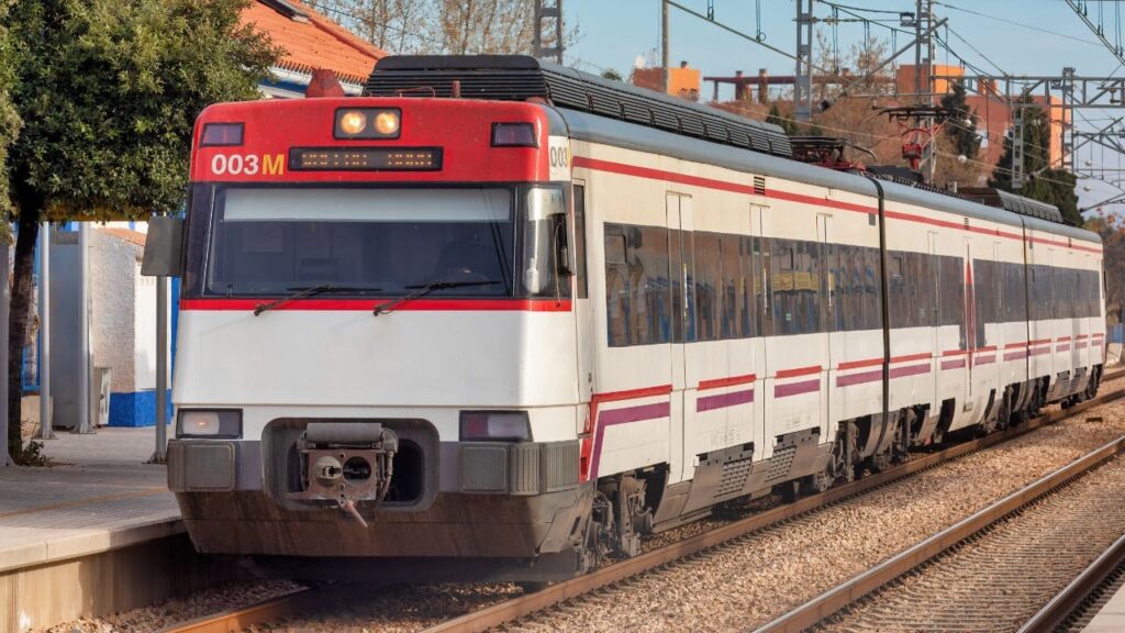 Solicitan mayor accesibilidad en las estaciones de tren de Sevilla: Ausencia de ascensores y bordillos insalvables