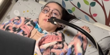 Vicky, niña con lesión medular que juega a videojuegos con la boca