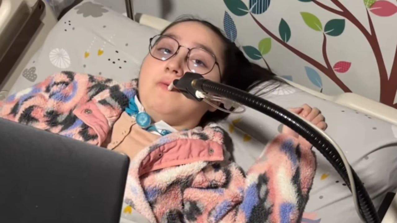 Vicky, niña con lesión medular que juega a videojuegos con la boca