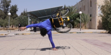 Abdel Rahman, récord Guinness de equilibrio sobre cuatro dedos en una silla de ruedas