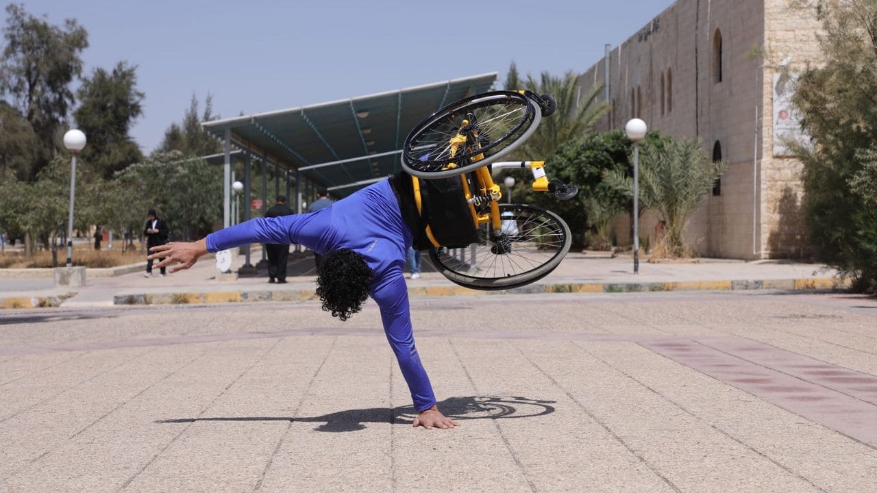 Abdel Rahman logra el récord Guinness de equilibrio sobre cuatro dedos en una silla de ruedas