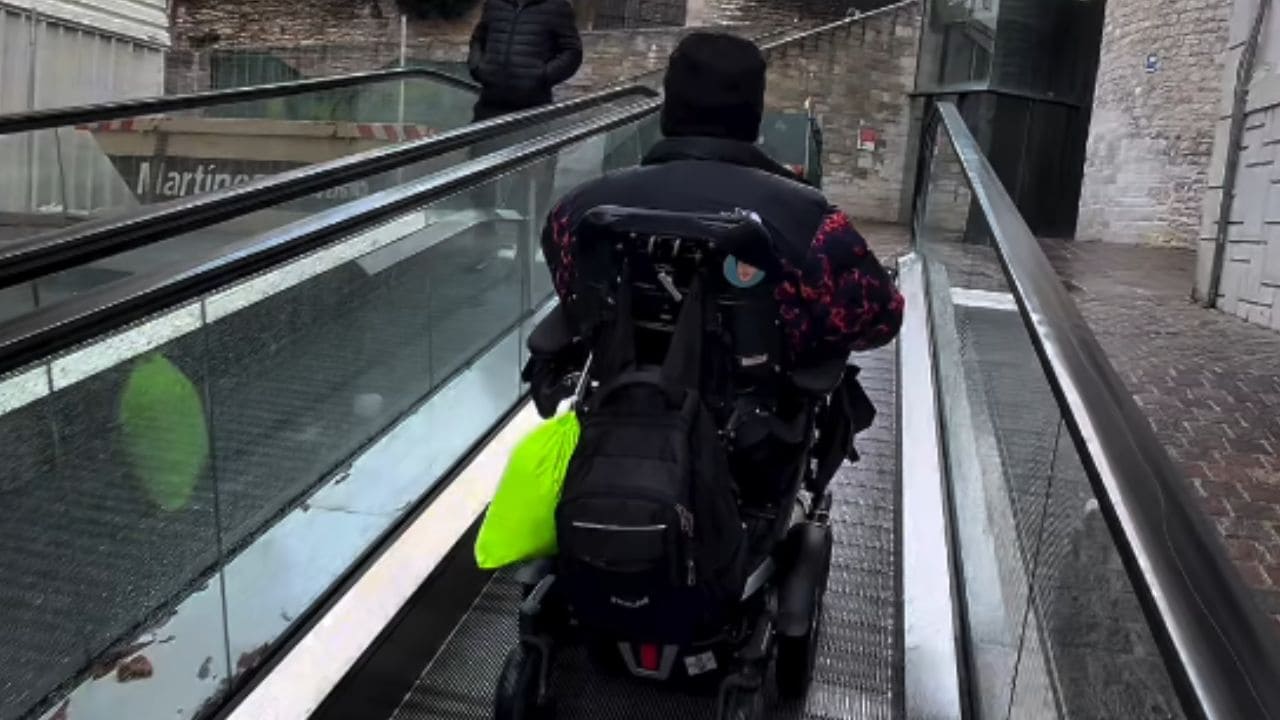 Alan El Ruedas en una rampa accesible en la ciudad de Vitoria-Gasteiz