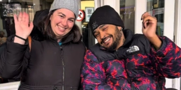 Alan El Ruedas junto a la guía turística Leire en Vitoria-Gasteiz turismo accesible
