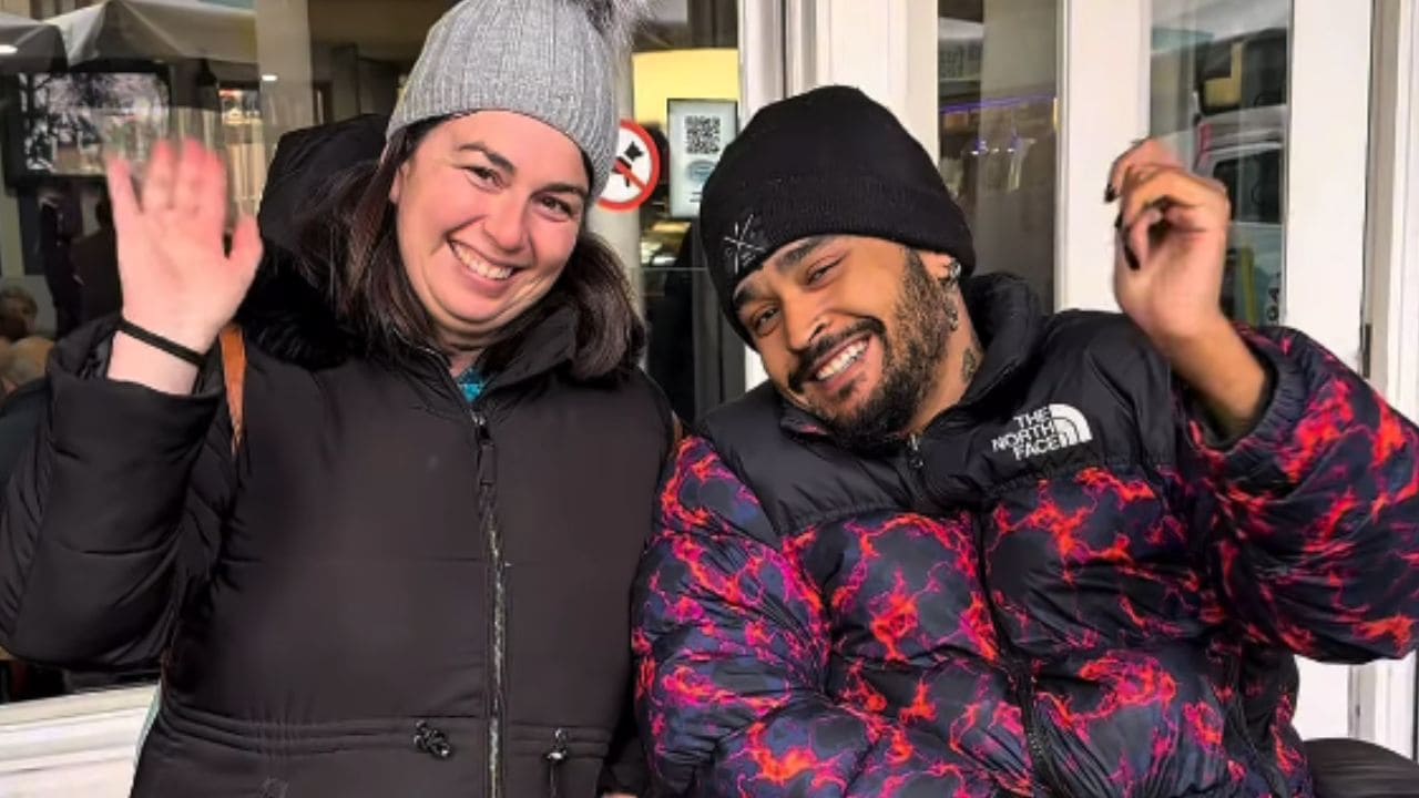 Alan El Ruedas junto a la guía turística Leire en Vitoria-Gasteiz turismo accesible