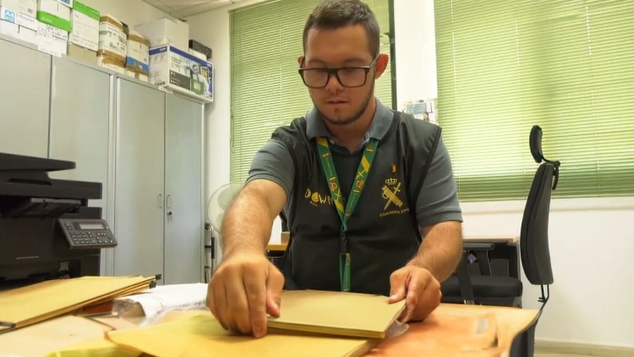 Alberto Gil, joven con síndrome de Down en la Guardia Civil