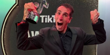 Álex Roca, joven con discapacidad, logra el premio 'For Good' en los 'TikTok Awards 2025'