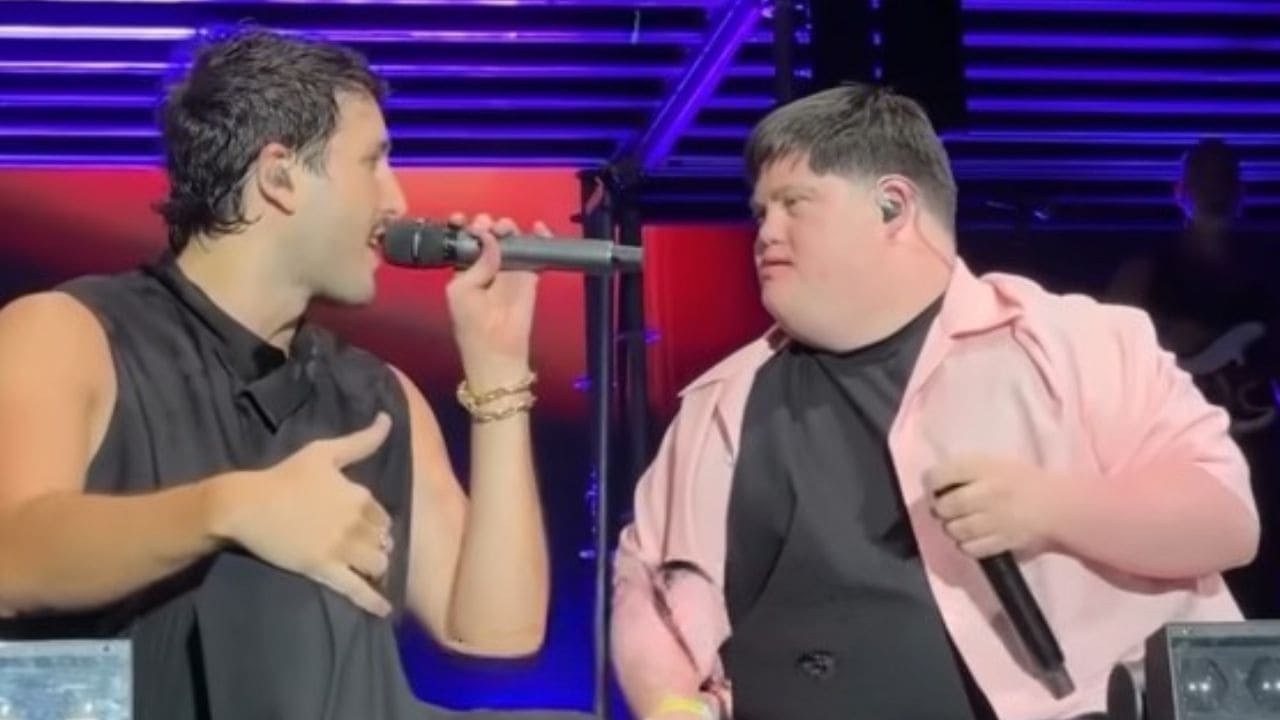 Sebastián Yatra cantando junto a Tomás Mazza, influencer con síndrome de Down