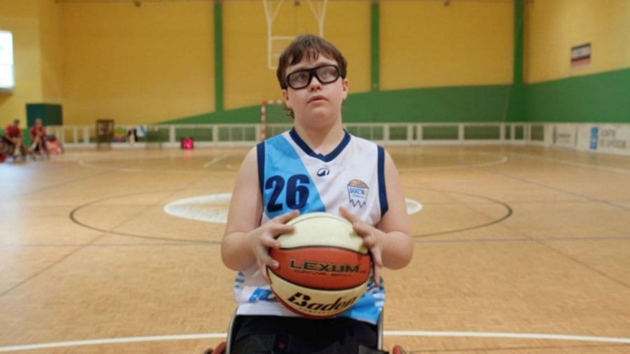 Antón, un joven con discapacidad y jugador de baloncesto adaptado: «En las paralimpiadas nacen los superhéroes»