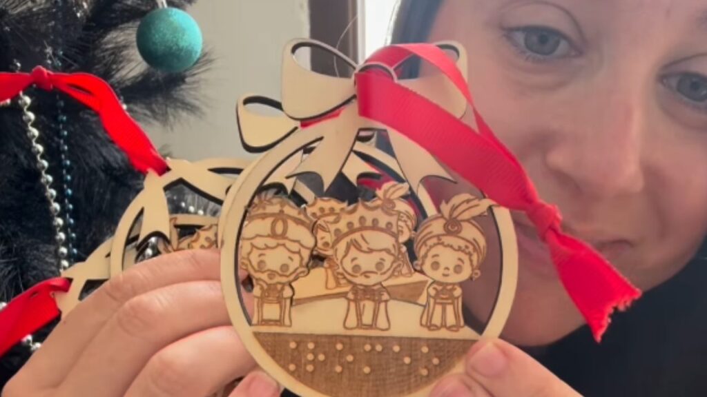 Lucía Machota muestra su árbol de Navidad ‘mágico’ con numerosos elementos en braille